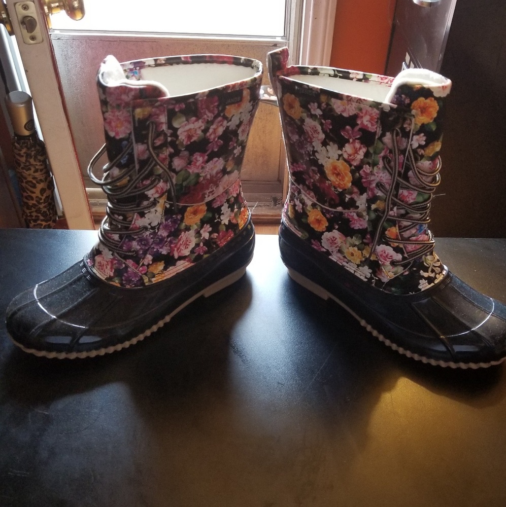 Rubber boots with pretty flower